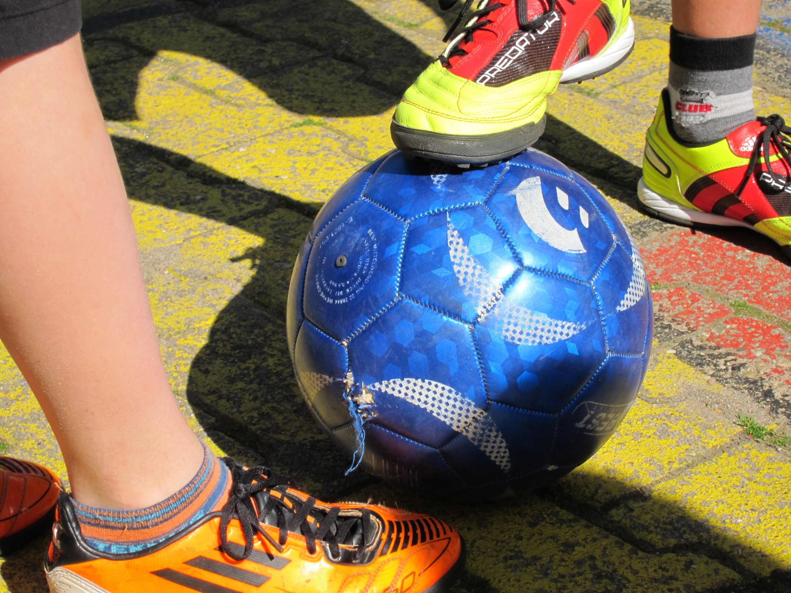 Schüler*innen der Lindenparkschule nehmen am Fußball-Projekt Pfiff des VfB Stuttgart teil