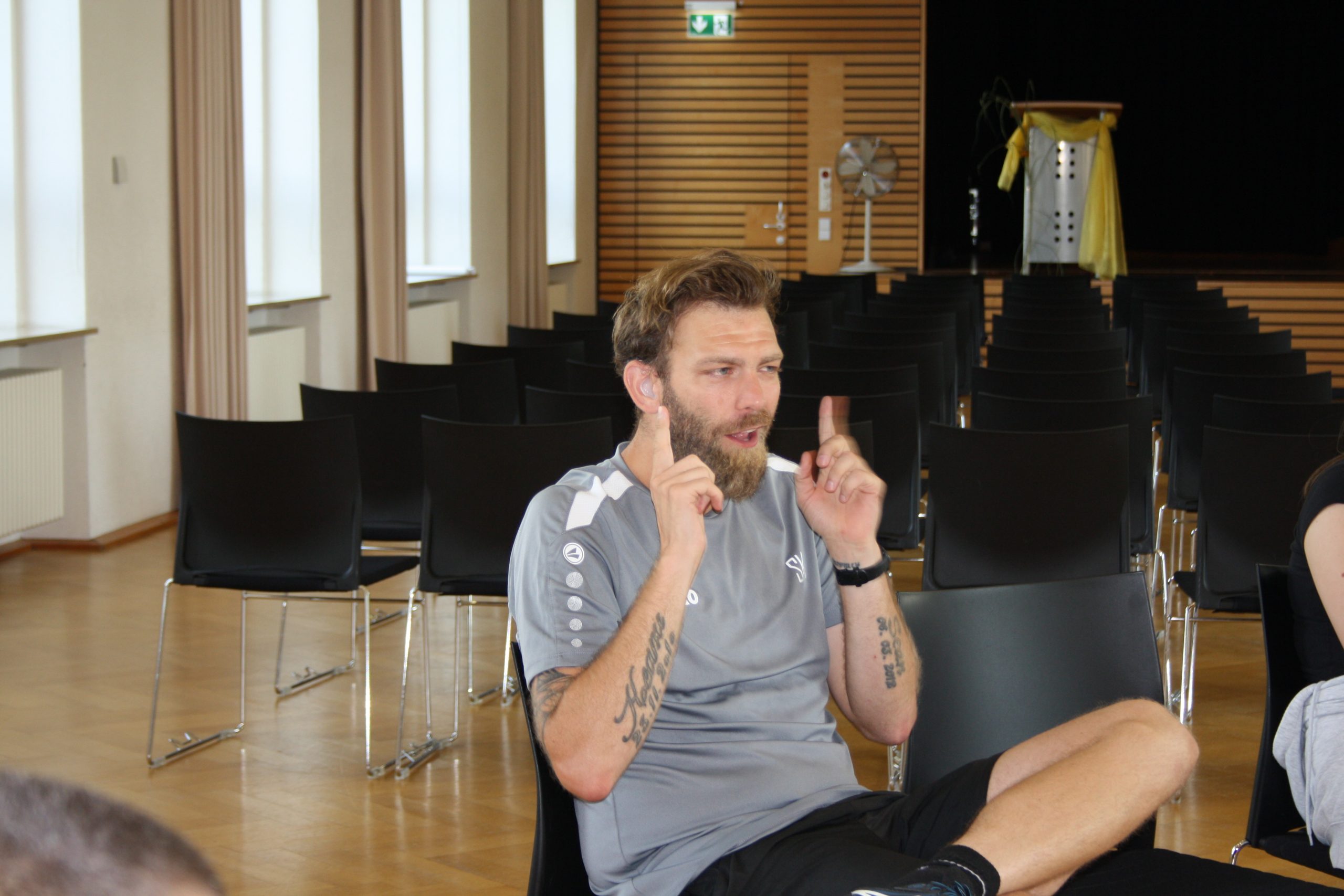 Gehörlose Erwachsene zu Besuch im DGS-Unterricht