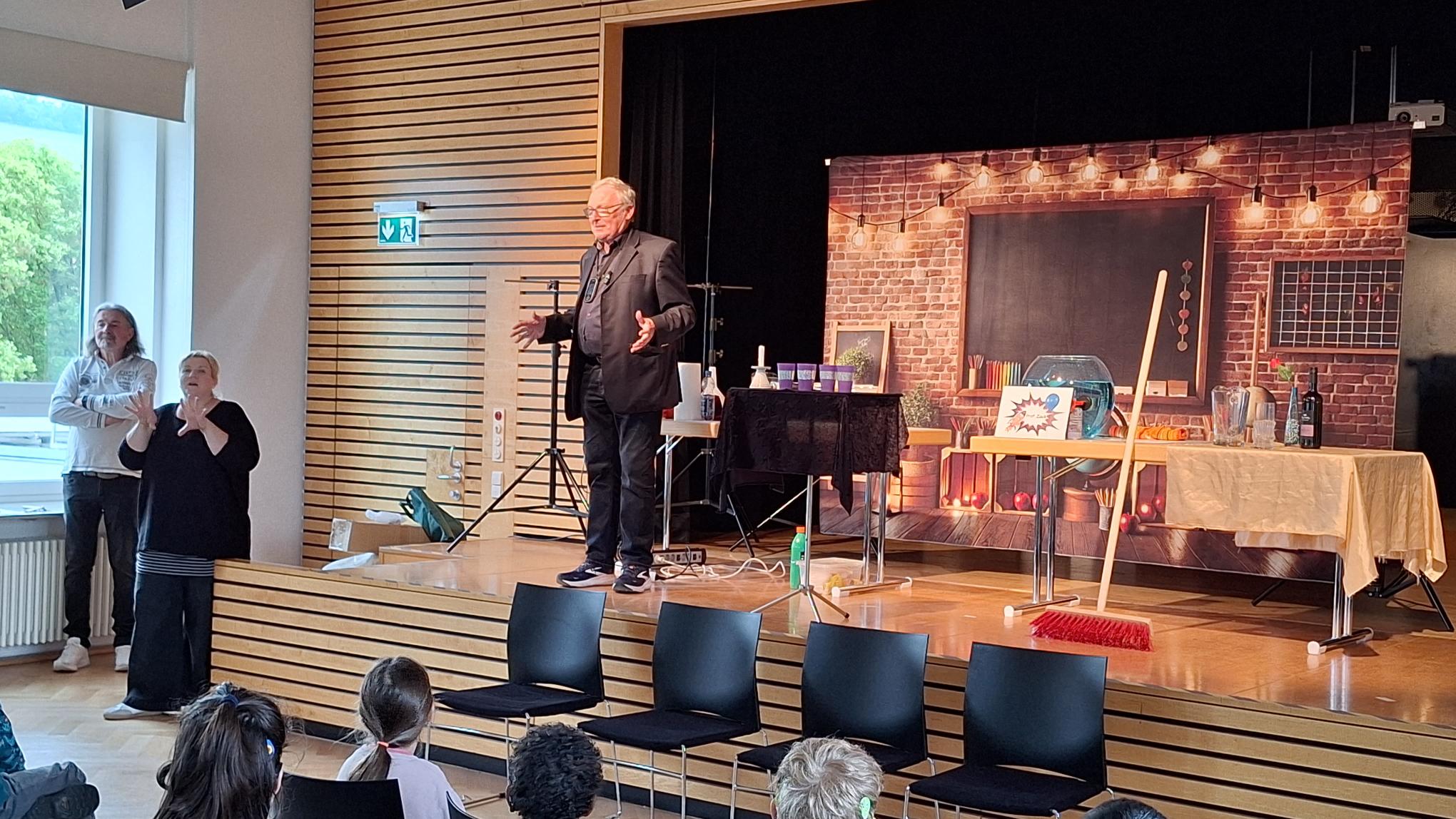 Professor Zack begeistert die Schüler*innen der Lindenparkschule