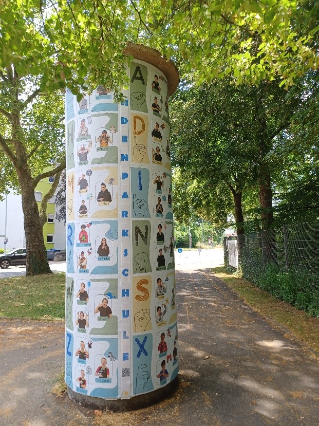 Gebärdensprache auf der Litfaßsäule