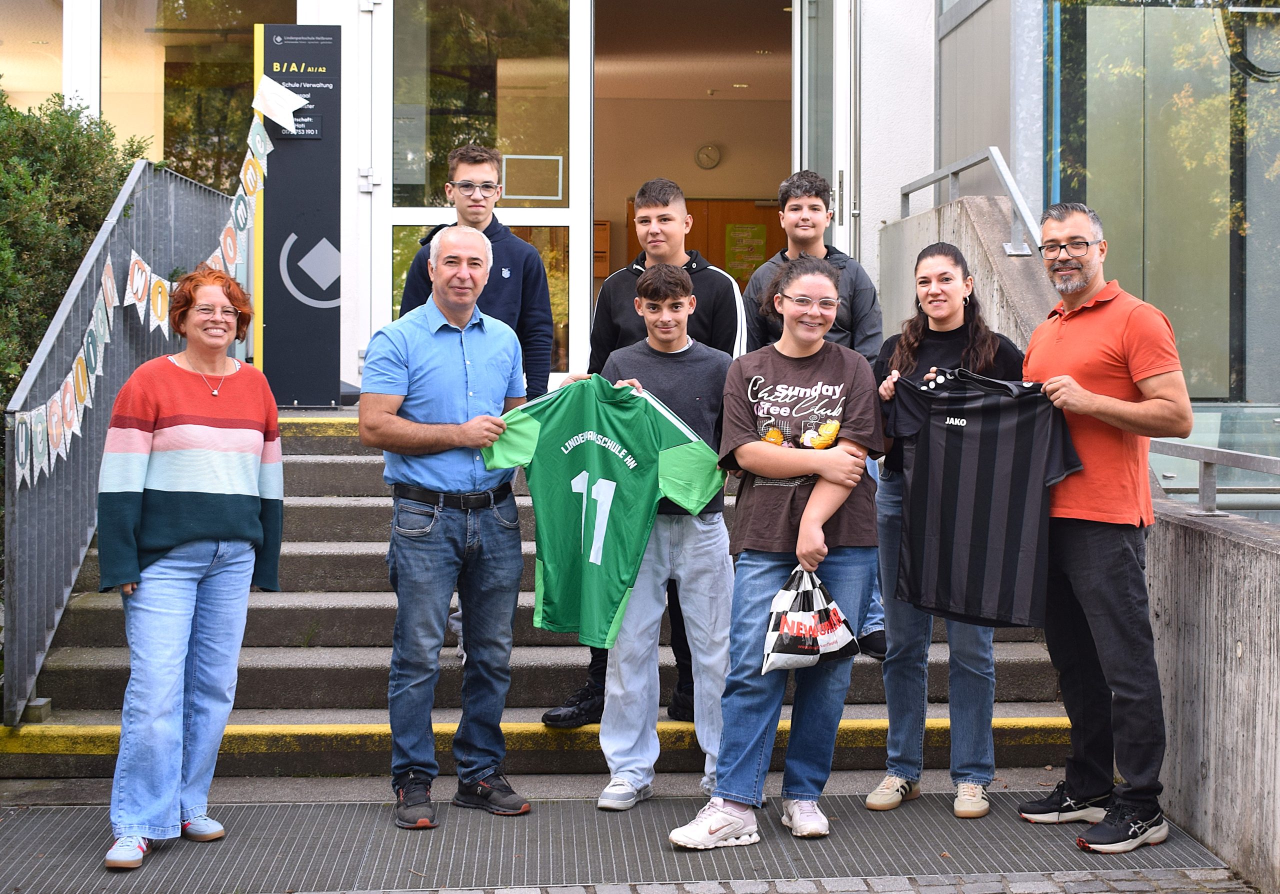 NEUE Fußballtrikots für die Fußballmannschaft der Lindenparkschule